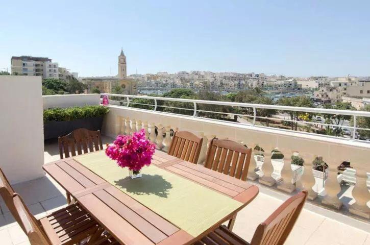 Апартаменты Penthouse With Picturesque Garden And Bayviews Марсаскала